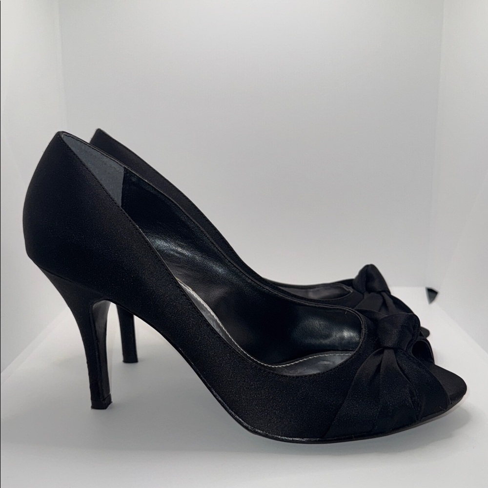 Monet Peep Toe Black Satin Pumps Heel w Knot Detail Women’s 8 - Picture 4 of 12